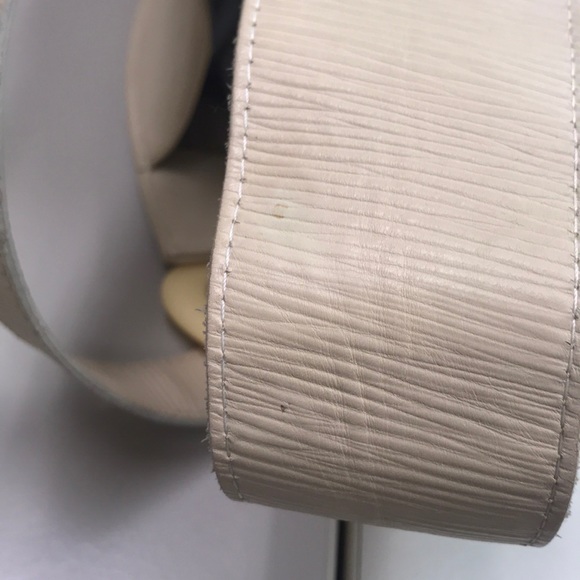 Ch.C Epi leather Sling Bag - Picture 7 of 8